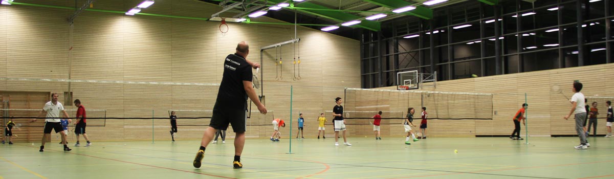 Badminton Training ganze Halle