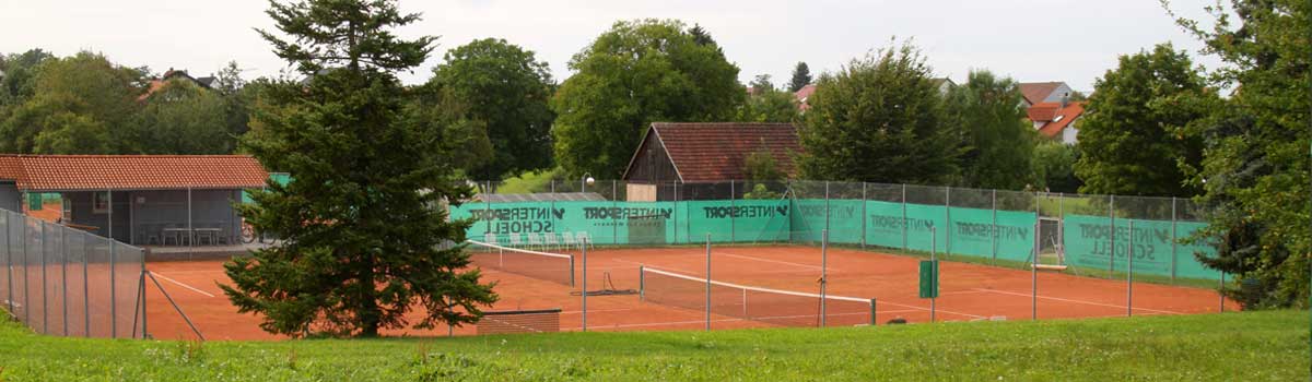 Blick auf die Tennisanlagen von Süd-Osten, 2 Tennisplätze liegen im Vordergrund