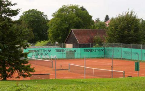 Blick auf die Tennisanlagen von Süd-Osten, 2 Tennisplätze liegen im Vordergrund