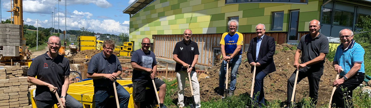 Die 8 Personen beim Spatenstich des Anbaus