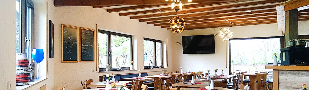 TSV Essingen Vereinsgaststaette innen, ein Raumansicht mit Tischen, Stühlen Deko und Deckenlampen
