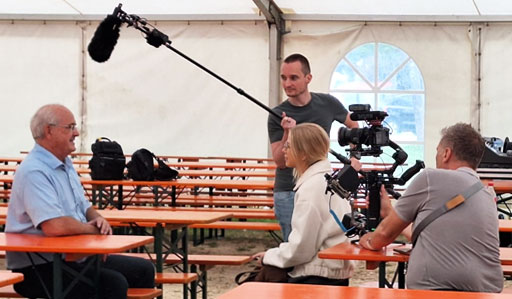 Bürgermeister Wolfgang Hofer im Interview mit dem Fernsehteam von ProSieben