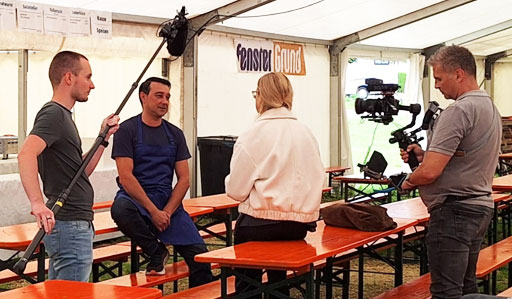 Unser Döner-Chef im Interview mit dem Fernsehteam von ProSieben